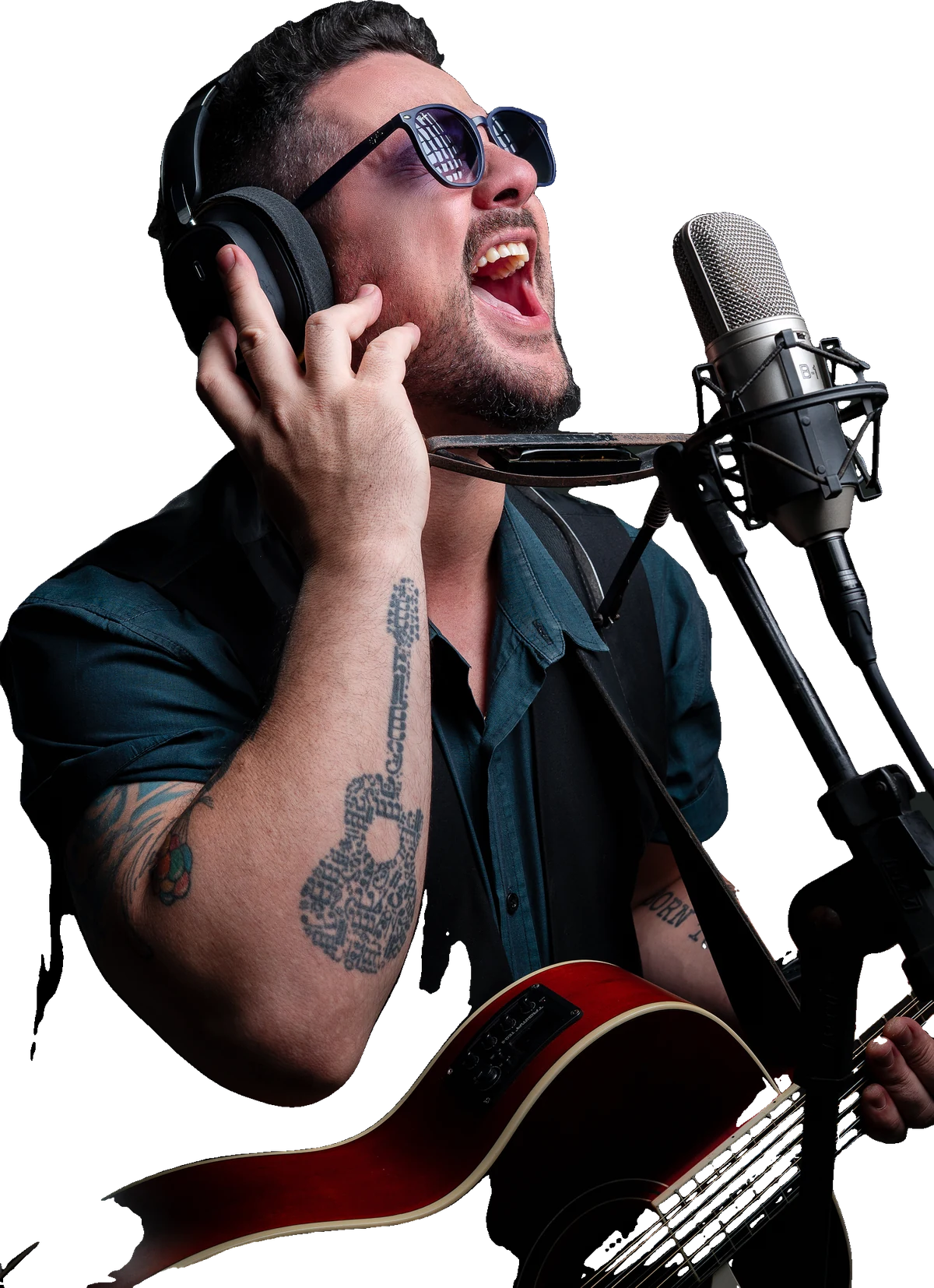 Roy cantando de olhos fechados, com fones de ouvido, ao lado do microfone